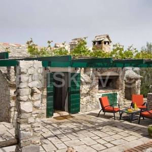 Povlja, dvojna kuća kamena