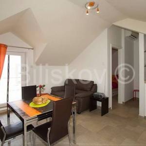 Povlja, dvojna kuća kamena