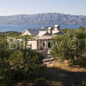 Povlja, dvojna kuća kamena