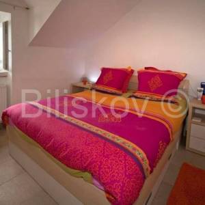 Povlja, dvojna kuća kamena