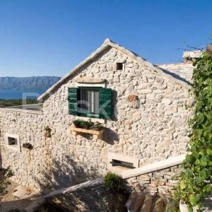 Povlja, dvojna kuća kamena