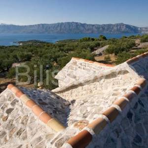 Povlja, dvojna kuća kamena