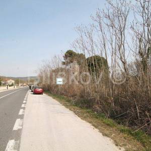 Prapatnica, zemljište s kamenim objektima 2,5 ha.