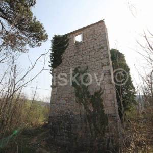 Prapatnica, zemljište s kamenim objektima 2,5 ha.