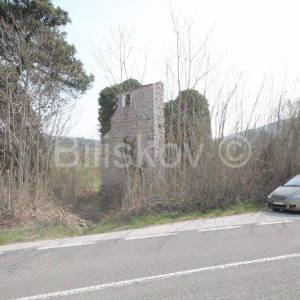 Prapatnica, zemljište s kamenim objektima 2,5 ha.