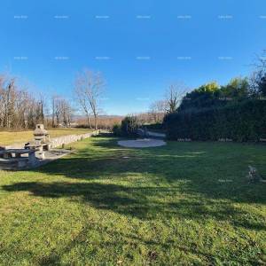 Predivna kuća s 3 stana i velikim zemljištem, Labin!