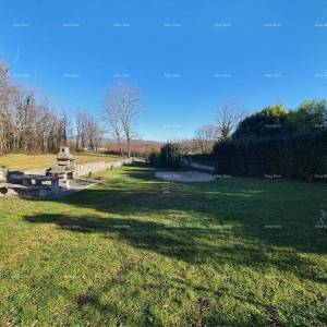 Predivna kuća s 3 stana i velikim zemljištem, Labin!