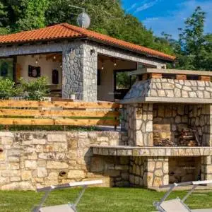 Prekrasna kamena vila s bazenom u srcu Istre. Tinjan.