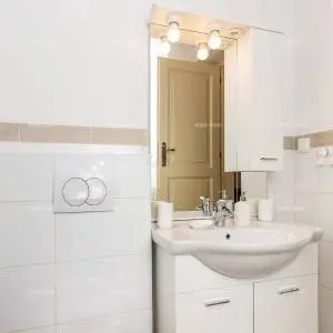 Prekrasna kamena vila s bazenom u srcu Istre. Tinjan.