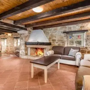 Prekrasna kamena vila s bazenom u srcu Istre. Tinjan.