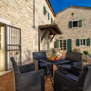 Prekrasna kamena vila s bazenom u srcu Istre. Tinjan.