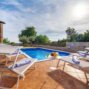 Prekrasna kamena vila s bazenom u srcu Istre. Tinjan.