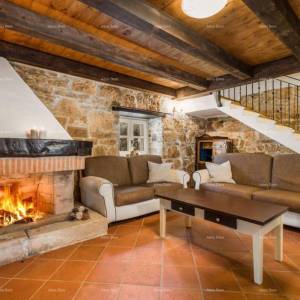 Prekrasna kamena vila s bazenom u srcu Istre. Tinjan.