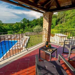 Prekrasna kamena vila s bazenom u srcu Istre. Tinjan.