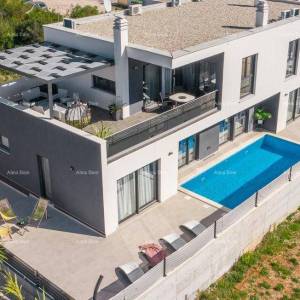 Prekrasna kuća na Velom Vrhu! 208 m2! PULA