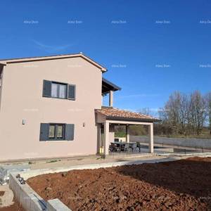 Prekrasna kuća s bazenom i vrtom blizu Labina