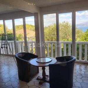 Prekrasna samostojeća kuća, na udaljenosti 50 m od mora.