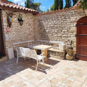 Prekrasna samostojeća kuća, na udaljenosti 50 m od mora.