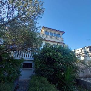 Prekrasna samostojeća kuća, na udaljenosti 50 m od mora.