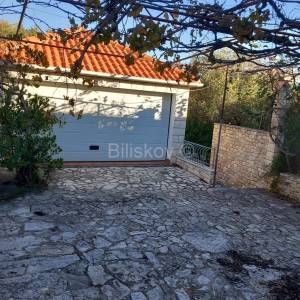 Prekrasna samostojeća kuća, na udaljenosti 50 m od mora.