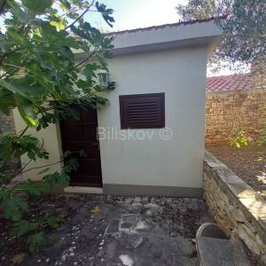 Prekrasna samostojeća kuća, na udaljenosti 50 m od mora.