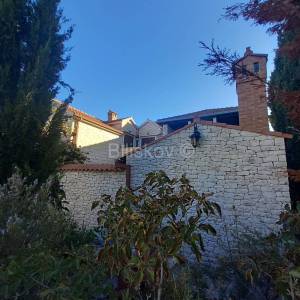 Prekrasna samostojeća kuća, na udaljenosti 50 m od mora.