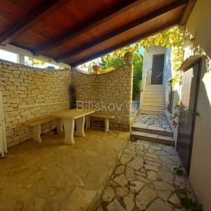 Prekrasna samostojeća kuća, na udaljenosti 50 m od mora.