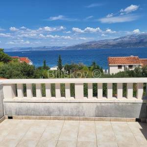 Prekrasna samostojeća kuća, na udaljenosti 50 m od mora.