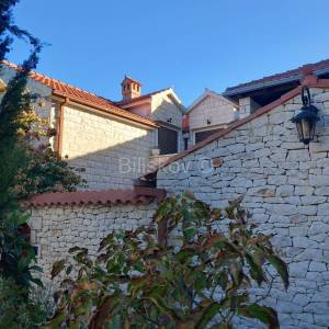 Prekrasna samostojeća kuća, na udaljenosti 50 m od mora.