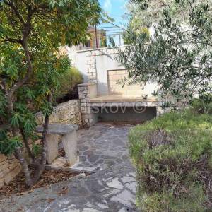 Prekrasna samostojeća kuća, na udaljenosti 50 m od mora.