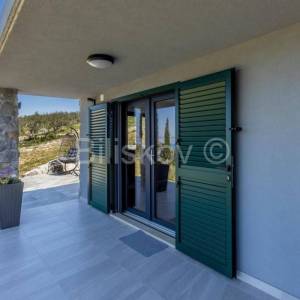 Prekrasno, samoodrživo imanje s kućom za najam i velikim maslinikom.