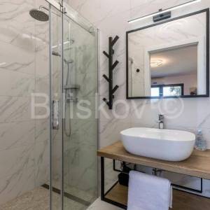 Prekrasno, samoodrživo imanje s kućom za najam i velikim maslinikom.