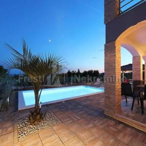PRIVLAKA - LUKSUZNA KUĆA S BAZENOM - 300 m2