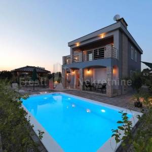 PRIVLAKA - LUKSUZNA KUĆA S BAZENOM - 300 m2