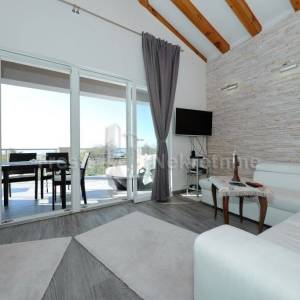 PRIVLAKA - LUKSUZNA KUĆA S BAZENOM - 300 m2