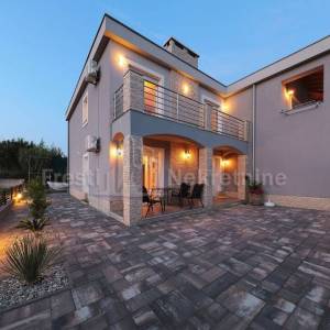 PRIVLAKA - LUKSUZNA KUĆA S BAZENOM - 300 m2