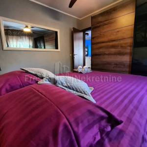 PRIVLAKA- MODERNA KATNICA 220m2 20m od mora