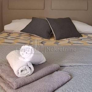 PRIVLAKA- MODERNA KATNICA 220m2 20m od mora