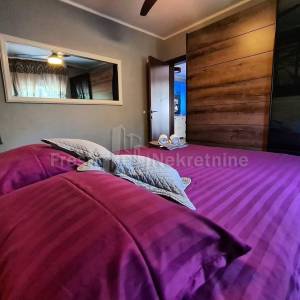 PRIVLAKA- MODERNA KATNICA 220m2 20m od mora