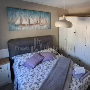 PRIVLAKA- MODERNA KATNICA 220m2 20m od mora