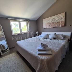 PRIVLAKA- MODERNA KATNICA 220m2 20m od mora