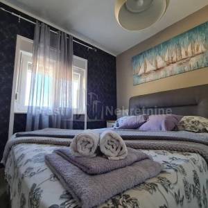 PRIVLAKA- MODERNA KATNICA 220m2 20m od mora