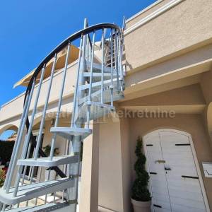 PRIVLAKA- MODERNA KATNICA 220m2 20m od mora