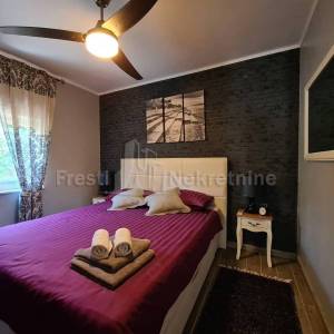 PRIVLAKA- MODERNA KATNICA 220m2 20m od mora