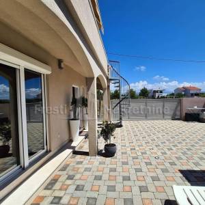 PRIVLAKA- MODERNA KATNICA 220m2 20m od mora