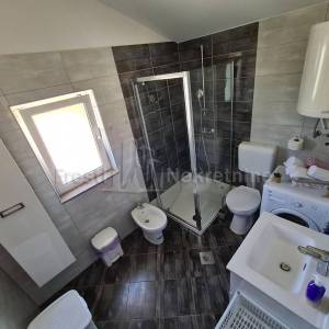 PRIVLAKA- MODERNA KATNICA 220m2 20m od mora