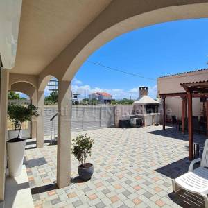 PRIVLAKA- MODERNA KATNICA 220m2 20m od mora