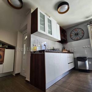 PRIVLAKA- MODERNA KATNICA 220m2 20m od mora