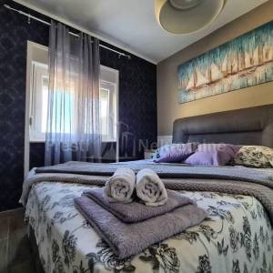 PRIVLAKA- MODERNA KATNICA 220m2 20m od mora