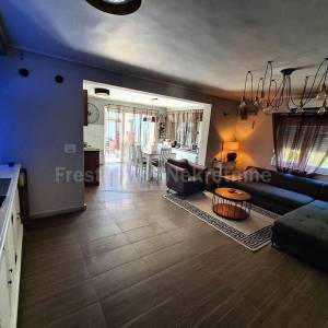 PRIVLAKA- MODERNA KATNICA 220m2 20m od mora